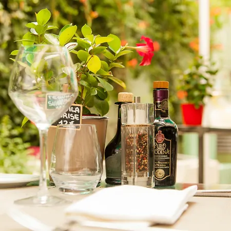 Montaigne & - Centre Отель