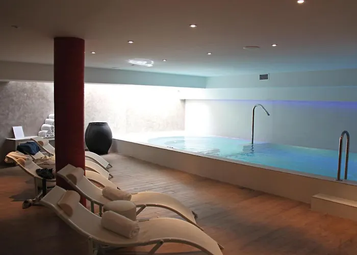 Отель Montaigne & - Centre