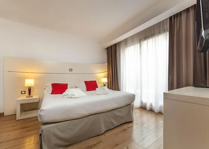 Montaigne & - Centre Отель 4*