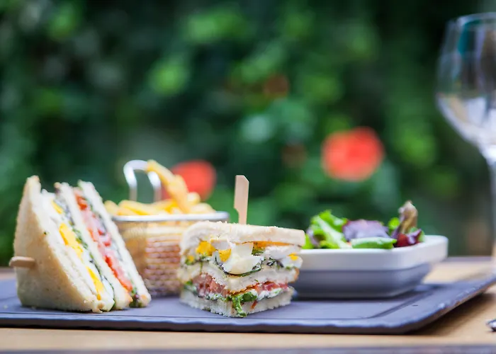 Montaigne & - Centre Отель 4*