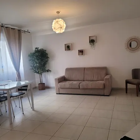 Montaigne & - Centre Hotel 4*