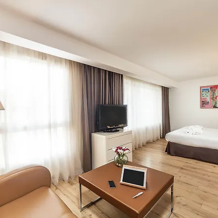 Hotel Montaigne & - Centre 4*