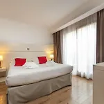Montaigne & - Centre Hotel 4*