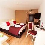 Montaigne & - Centre Hotel 4*