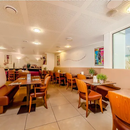 Montaigne & 4* Cannes