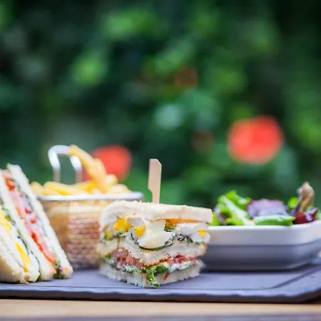 Montaigne & - Centre Hotel 4*