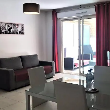 Hotel Montaigne & - Centre 4*
