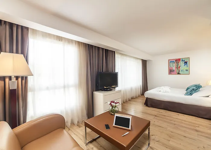 فندق Montaigne & - Centre 4*