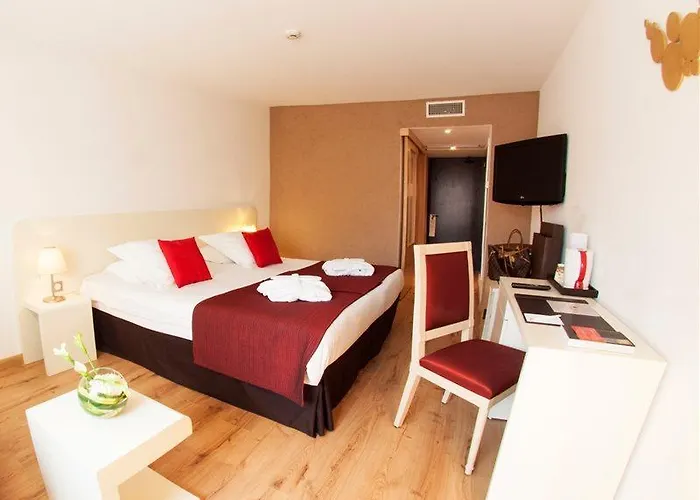 Montaigne & - Centre فندق 4*