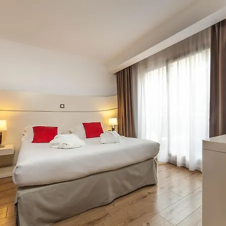 Montaigne & - Centre Hotel 4*