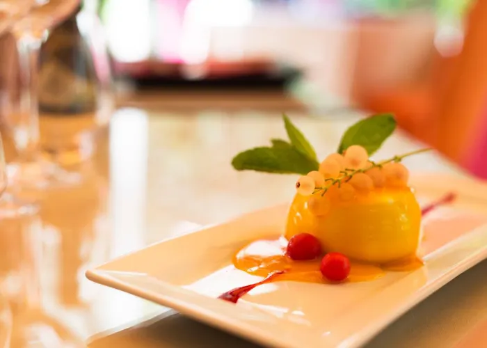 호텔 Montaigne & - Centre 4*