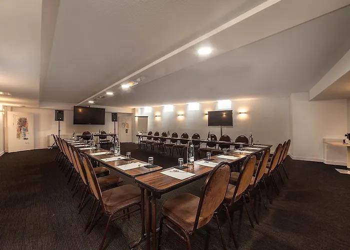 호텔 Montaigne & - Centre 4*