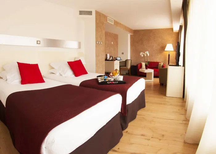 호텔 Montaigne & - Centre 4*