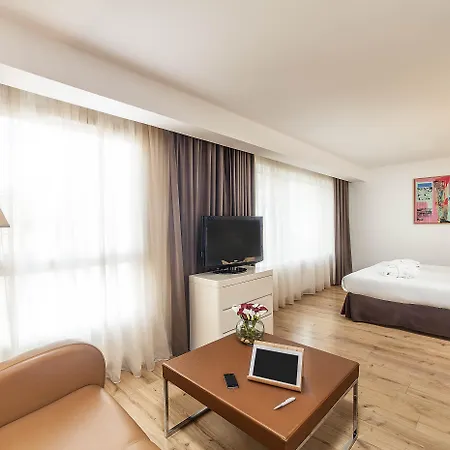 Montaigne & Hotel