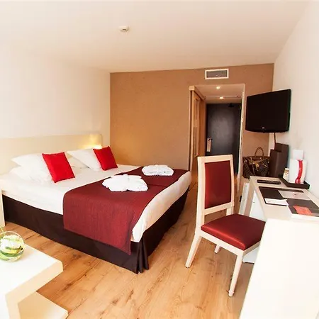 Montaigne & Hotel 4*